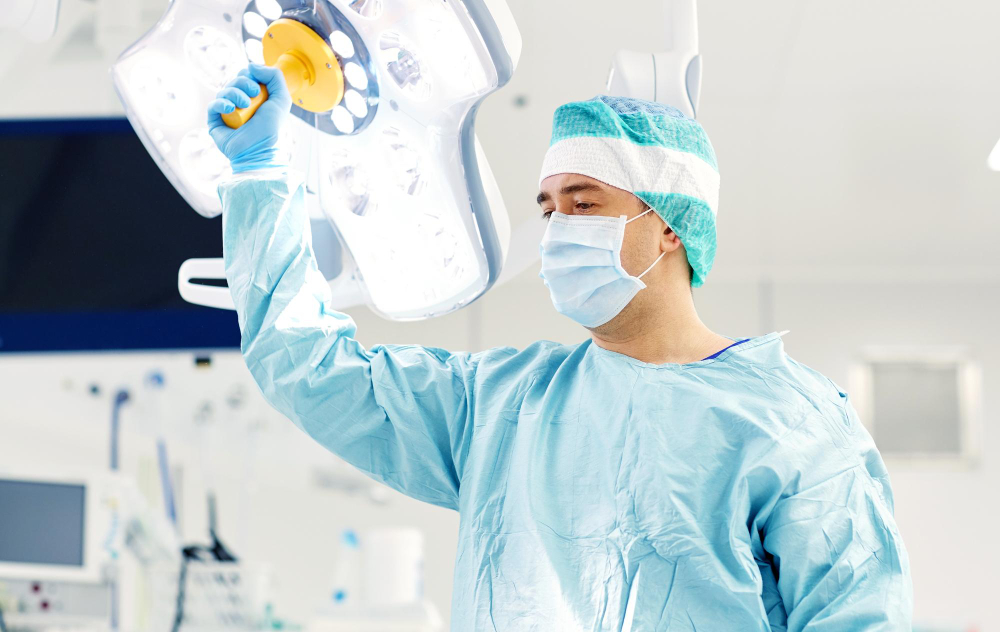 surgery-medicine-people-concept-surgeon-mask-adjusting-lamp-operating-room-hospital