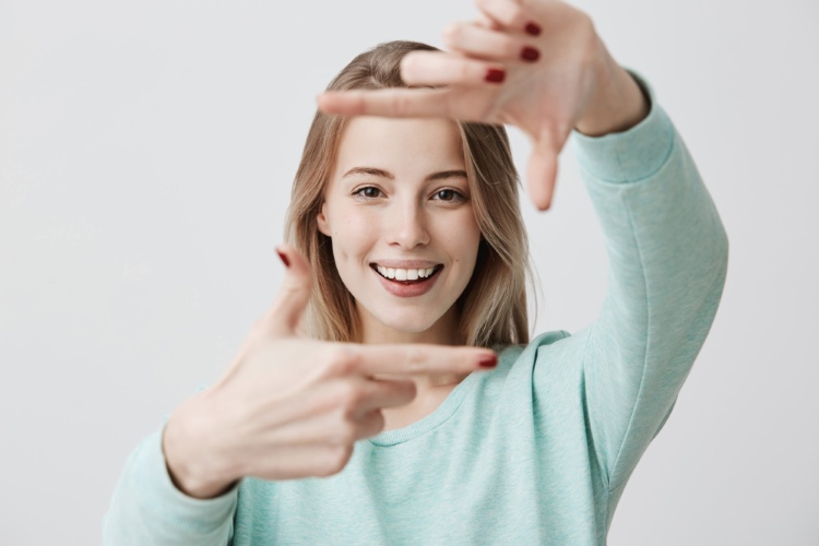 portrait-young-blonde-woman-making-frame-gesture-with-hands500